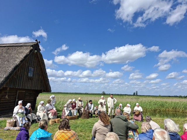 Uzvedums "Pi azara loba dzeive".